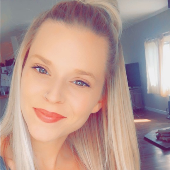 Meet your Posher, Jessica - Picture 1 of 1